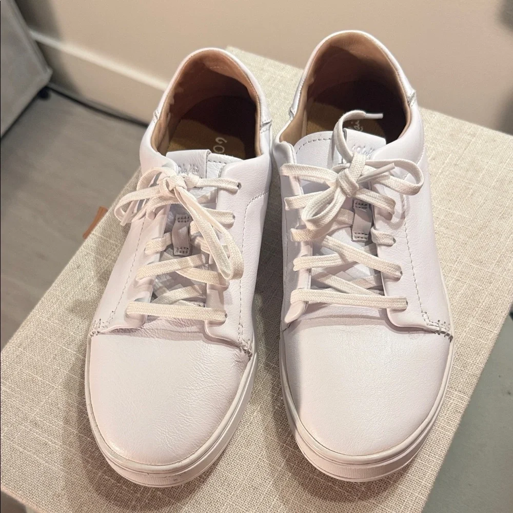 OluKai Pehuea Lī ‘Ili Women's White Leather Sneakers 8.5‎ like new